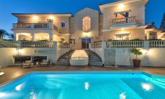 Spacious 5 bedroom house with swimming pool for sale in Agios Tychonas