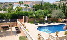 Spacious 5 bedroom house with swimming pool for sale in Armenochori