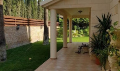 Spacious 5 bedroom house with swimming pool for sale in Armenochori