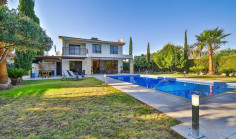 Large 4 bedroom house with swimming pool for sale in Chloraka