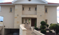 7 bedroom furnished house with swimming pool for sale in Coral Bay