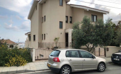 Spacious 3 bedroom house with swimming pool for sale in Agios Athanasios