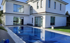 6 bedroom house with swimming pool for sale in Dhekelia