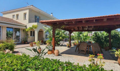5 bedroom house with swimming pool for sale in Livadia