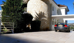 Spacious 5 bedroom house with swimming pool for sale in Panthea