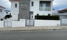 5 bedroom furnished house with swimming pool for sale in Parekklisia