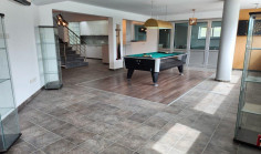 Spacious 4 bedroom house with swimming pool to rent in Agios Athanasios
