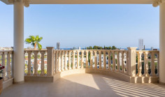 Spacious 6 bedroom house with swimming pool for sale in Kalogiroi