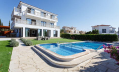 6 bedroom house with swimming pool to rent in Peyia