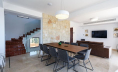 6 bedroom house with swimming pool to rent in Peyia 6 bedroom house with swimming pool to rent in Peyia