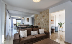 6 bedroom house with swimming pool to rent in Peyia 6 bedroom house with swimming pool to rent in Peyia