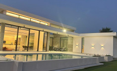 Large 4 bedroom house with swimming pool to rent in Parekklisia