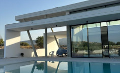 Large 4 bedroom house with swimming pool to rent in Parekklisia