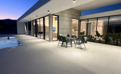 Large 4 bedroom house with swimming pool to rent in Parekklisia