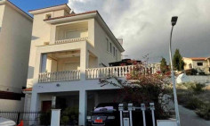 4 bedroom house with swimming pool to rent in Mouttagiaka