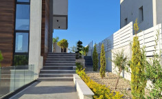4 bedroom furnished house with swimming pool to rent in Parekklisia