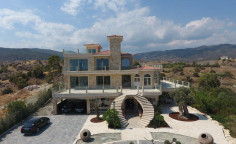 Large 5 bedrooms house with swimming pool for sale in Parekklisia