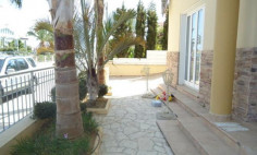 4 bedroom detached house Dekelia road walking distance from the beach 