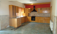 4 bedroom detached house Dekelia road walking distance from the beach 