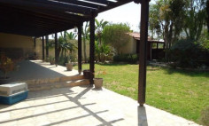 4 bedroom detached house Dekelia road walking distance from the beach 