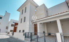 3 bedroom furnished house with swimming pool for sale in Tersefanou