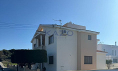 Spacious furnished four plus one bedroom house in tranquil Empa 