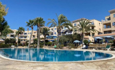 One bedroom apartment with extra room, communal pool in peaceful Tombs Of The Kings 