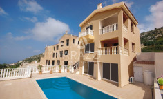 Spacious 6 bedroom villa with swimming pool for sale in Peyia