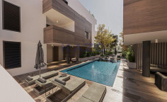 Top floor 2 bedroom apartment with pool access 