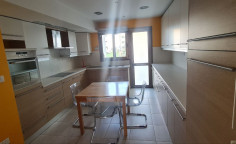 Large 3 bedroom apartment to rent in Agioi Omologites