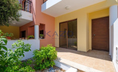 Spacious 2 bedroom house with swimming pool for sale in Peyia