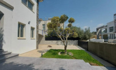 Modern renovated 5-bedroom house with private pool 