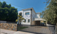 Modern renovated 5-bedroom house with private pool 