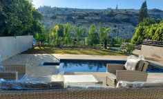Modern renovated 5-bedroom house with private pool 
