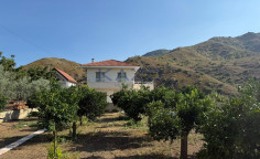 Furnished 4-bed villa in Arakapas with panoramic views 