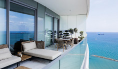 Seafront 2-bed apartment in Neapolis with panoramic views 