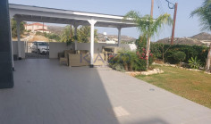 Spacious 4-bed villa in Palodeia with mountain views 