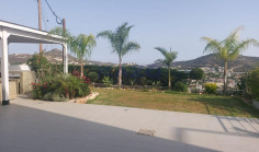 Spacious 4-bed villa in Palodeia with mountain views 