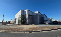 Spacious warehouse on large plot in Kato Polemidia 
