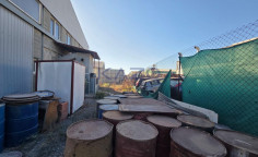 Spacious warehouse on large plot in Kato Polemidia 