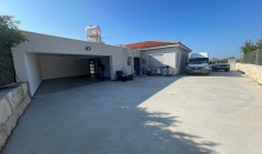 Spacious 4-bed villa in Monagroulli with sea views 