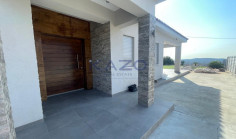 Spacious 4-bed villa in Monagroulli with sea views 