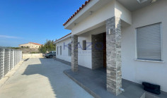 Spacious 4-bed villa in Monagroulli with sea views 