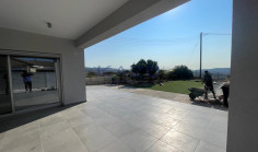Spacious 4-bed villa in Monagroulli with sea views 