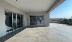 Spacious 4-bed villa in Monagroulli with sea views 