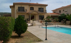 Beautiful 5-bed villa in moutayiaka 