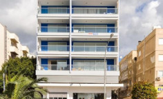 Coco de mer 1-bedroom, fully renovated, beach-front apartment! 