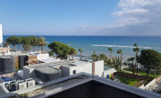 For sale a large 3-bedroom apartment on the beach with sea views! 