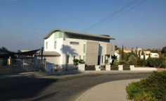 Large modern five bedroom villa 