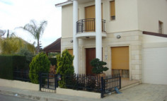 For sale 3 bedroom house, fully furnished walking distance to the sea 